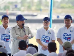 Perkuat Swasembada Protein, Presiden Prabowo Dorong Pengembangan Tambak Udang dan Ikan Produktif Presiden RI Prabowo Subianto (kedua kiri) didampingi Menteri Koordinator Bidang Pangan Zulkifli Hasan (kedua kanan) dan Menteri Kelautan dan Perikanan Sakti Wahyu Trenggono (kiri) saat meninjau panen raya udang di Tambak Budidaya Udang Berbasis Kawasan di Kebumen, Jawa Tengah, Sabtu (23/5/2026). (ANTARA/HO-Kementerian Koordinator Bidang Pangan)