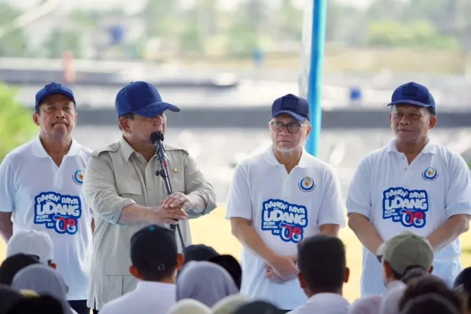 Presiden RI Prabowo Subianto (kedua kiri) didampingi Menteri Koordinator Bidang Pangan Zulkifli Hasan (kedua kanan) dan Menteri Kelautan dan Perikanan Sakti Wahyu Trenggono (kiri) saat meninjau panen raya udang di Tambak Budidaya Udang Berbasis Kawasan di Kebumen, Jawa Tengah, Sabtu (23/5/2026). (ANTARA/HO-Kementerian Koordinator Bidang Pangan)
