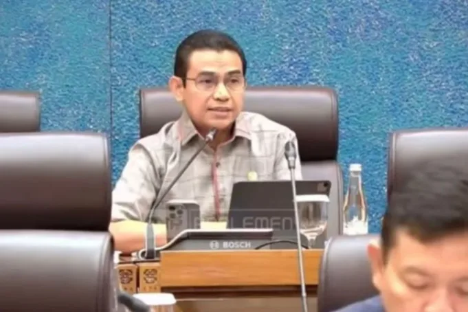 Anggota Komisi VII DPR RI Hendry Munief di kompleks parlemen, Jakarta. ANTARA/HO-DPR