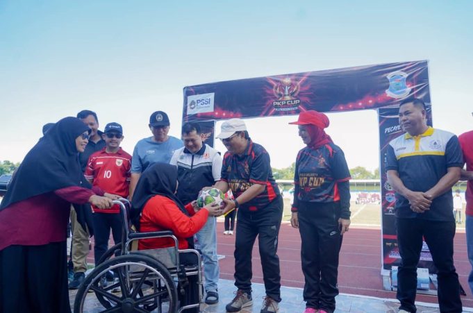 Wali Kota Pangkalpinang, Prof. Saparudin resmi membuka turnamen sepak bola PKP Cup 2026 Piala Wali Kota Pangkalpinang, yang digelar di Stadion Depati Amir, Minggu (10/5/2026)/DOK PEMKOT PANGKALPINANG