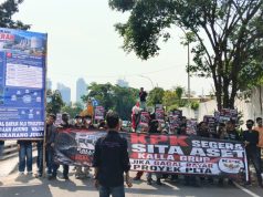 Gelar Aksi di KPK, Massa Desak KPK Sita Aset Kalla Group Jika Gagal Bayar