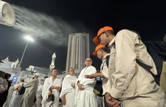 Menteri Haji dan Umrah Mochamad Irfan Yusuf (kiri) berdialog dengan petugas haji yang berjaga di kompleks Masjidil Haram, Makkah, Arab Saudi, Rabu (20/5/2026) waktu setempat. ANTARA/Citro Atmoko