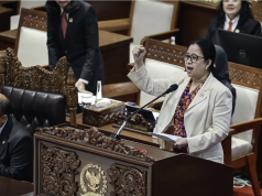 Ketua DPR Negara Harus Perkuat Perlindungan Pekerja Migran Ketua DPR Puan Maharani menyampaikan pidato saat Rapat Paripurna ke-17 Masa Persidangan IV Tahun Sidang 2025-2026 di Kompleks Parlemen, Senayan, Jakarta, Selasa (21/4/2026). Rapat tersebut beragendakan penyampaian IHPS Semester II Tahun 2025 oleh BPK, mengesahkan RUU tentang Perlindungan Saksi dan Korban (PSDK) dan RUU Perlindungan Pekerja Rumah Tangga (PPRT) menjadi Undang-Undang serta pidato Ketua DPR penutupan Masa Persidangan IV Tahun Sidang 2025-2026. ANTARA FOTO/Dhemas Reviyanto/agr