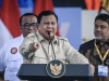 Presiden Prabowo Subianto (tengah) didampingi Presiden KSPSI AGN Andi Gani Nena Wea (kiri), dan Presiden KSPI Said Iqbal (kanan) memberikan sambutan dalam peringatan Hari Buruh Internasional atau May Day 2026 di kawasan Monumen Nasional (Monas), Jakarta, Jumat (1/5/2026). Dalam May Day 2026 para buruh menuntut adanya pengesahan RUU Ketenagakerjaan, penghapusan outsourcing dan penolakan upah murah, hingga kekhawatiran terhadap dampak konflik global yang berpotensi memicu gelombang pemutusan hubungan kerja (PHK). ANTARA FOTO/Bayu Pratama S/nz. (ANTARA FOTO/BAYU PRATAMA S)