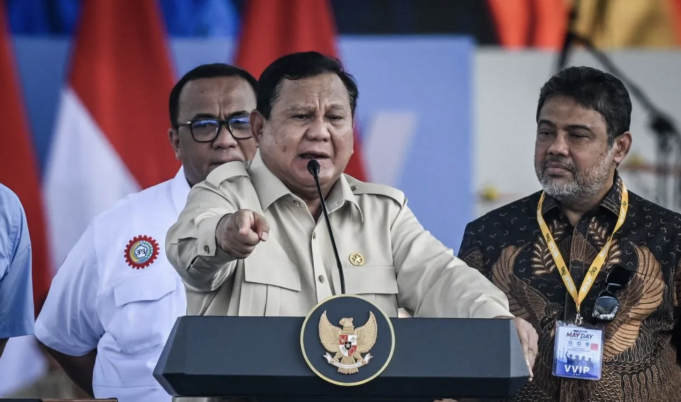 Presiden Prabowo Subianto (tengah) didampingi Presiden KSPSI AGN Andi Gani Nena Wea (kiri), dan Presiden KSPI Said Iqbal (kanan) memberikan sambutan dalam peringatan Hari Buruh Internasional atau May Day 2026 di kawasan Monumen Nasional (Monas), Jakarta, Jumat (1/5/2026). Dalam May Day 2026 para buruh menuntut adanya pengesahan RUU Ketenagakerjaan, penghapusan outsourcing dan penolakan upah murah, hingga kekhawatiran terhadap dampak konflik global yang berpotensi memicu gelombang pemutusan hubungan kerja (PHK). ANTARA FOTO/Bayu Pratama S/nz. (ANTARA FOTO/BAYU PRATAMA S)