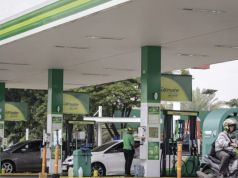 BP Indonesia dan PT Pertamina (Persero) Naikkan Harga BBM Solar, Pertamax Tetap Stabil Sejumlah kendaraan mengisi BBM di SPBU bp, Bekasi, Jawa Barat, Selasa (6/1/2026). ANTARA FOTO/Dhemas Reviyanto/bar