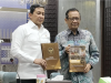 Anggota Komisi Percepatan Reformasi Polri (KPRP) Jenderal Polisi (Purn) Ahmad Dofiri (kiri) dan Mahfud MD (kanan) menunjukkan buku hasil rekomendasi reformasi Polri dalam konferensi pers di Jakarta Selatan, Rabu (6/5/2026). (ANTARA/Nadia Putri Rahmani)
