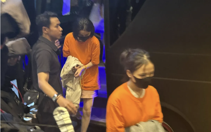 Dua orang warga negara asing terlibat kasus perjudian online jaringan internasional di Hayam Wuruk Plaza Tower turun dari bus menuju Gedung Kementerian Imigrasi dan Pemasyarakatan, Jakarta, Minggu (10/5/2026). ANTARA/Rio Feisal.
