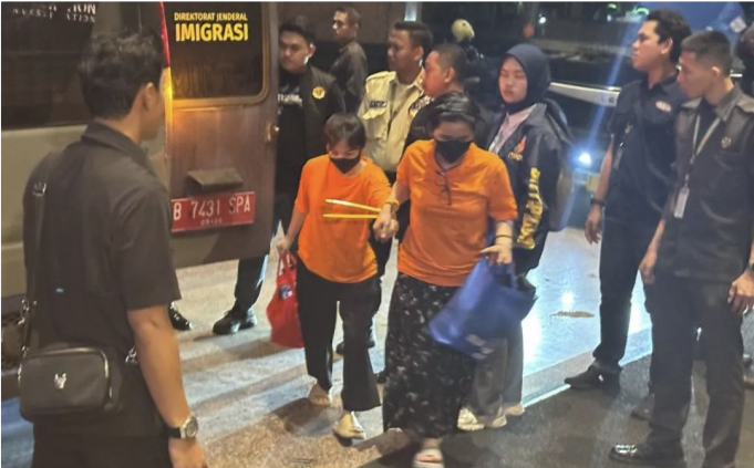 Dua orang warga negara asing terlibat kasus perjudian online jaringan internasional di Hayam Wuruk Plaza Tower turun dari mini bus menuju Gedung Kementerian Imigrasi dan Pemasyarakatan, Jakarta, Minggu (10/5/2026). ANTARA/Rio Feisal