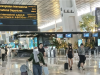 Cegah Masuknya Hantavirus, Bandara Soetta Perketat Kedatangan Penumpang dari Empat Negara Ilustrasi - Sejumlah calon penumpang penerbangan beraktivitas di kawasan Terminal 3 Bandara Internasional Soelarno-Hatta (Soetta) Tangerang, Banten. (ANTARA/Azmi Samsul M)