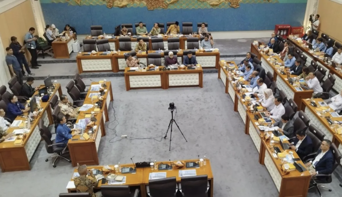 Ketua Komisi VII DPR RI Saleh Partaonan Daulay bersama Wakil Ketua Komisi VII DPR RI Saraswati Djojohadikusumo memimpin rapat bersama sejumlah lembaga penyiaran di kompleks parlemen, Jakarta, Rabu (13/5/2026). (ANTARA/Bagus Ahmad Rizaldi)