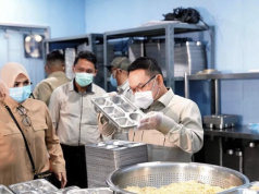 KSP Sebut Dapur MBG Tak Layak Harus Segera Diperbaiki atau Ditutup Kepala Staf Kepresidenan Jenderal TNI (Purn) Dudung Abdurachman (kanan) saat melakukan inspeksi mendadak (sidak) ke salah satu dapur Satuan Pelayanan Pemenuhan Gizi (SPPG) di kawasan Jakarta Barat, Selasa (12/5/2026). ANTARA/HO-Kantor Staf Kepresidenan/pri.