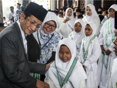 Nasaruddin Umar: Pesantren Harus Jadi Ruang Paling Aman bagi Anak Arsip foto - Menteri Agama Nasaruddin Umar (kiri) berjabat tangan dengan santriwati saat wisuda Tahfidz Juz 30 Madrasah Ibtidaiyah (MI) Kabupaten Jombang di Masjid Agung Baitul Mukminin, Jombang, Jawa Timur, Minggu (22/12/2024). ANTARA FOTO/Syaiful Arif/agr/aa.