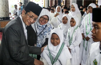 Arsip foto - Menteri Agama Nasaruddin Umar (kiri) berjabat tangan dengan santriwati saat wisuda Tahfidz Juz 30 Madrasah Ibtidaiyah (MI) Kabupaten Jombang di Masjid Agung Baitul Mukminin, Jombang, Jawa Timur, Minggu (22/12/2024). ANTARA FOTO/Syaiful Arif/agr/aa.