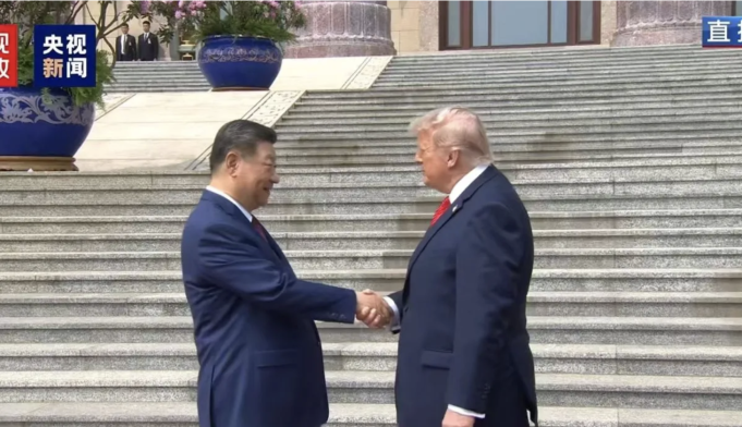 Tangkap layar Presiden China Xi Jinping menyambut Presiden Amerika Serikat Donald Trump di halaman Gerbang Timur Balai Besar Rakyat di Beijing, Kamis (14/5) (ANTARA/Desca Lidya Natalia)
