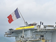 Cegah Eskalasi Maritim, Kapal Induk Prancis Charles de Gaulle Bergerak Menuju Selat Hormuz Illustrasi - Dua awak kapal berada di dekat pesawat jet tempur Rafale yang dibawah oleh kapal Induk Charles de Gaulle (R91) saat bersandar di Pelabuhan Gili Mas, Desa Labuan Tereng, Kecamatan Lembar, Lombok Barat, NTB, Sabtu (1/2/2025). (ANTARA FOTO/Ahmad Subaidi/foc)