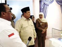 Prabowo Resmikan Museum Marsinah, Sebut Simbol Keberanian Kaum Buruh Tangkapan layar - Presiden Prabowo Subianto (tengah) mendengarkan penjelasan Presiden KSPSI Andi Gani Nena Wea (kini) saat mengelilingi Museum Marsinah di Kabupaten Nganjuk, Jawa Timur, Sabtu (16/5/2026). ANTARA/Prisca Triferna/aa.