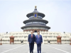 Gedung Putih Rilis Hasil Pertemuan Trump-Xi: Sepakati Isu Korut, Minerba, hingga Tolak Tarif Selat Hormuz Presiden Amerika Serikat Donald Trump (kiri) dan Presiden China Xi Jinping berfoto bersama di Kuil Langit, Beijing, Kamis (14/5/2026). (ANTARA/HO-Kementerian Luar Negeri China)