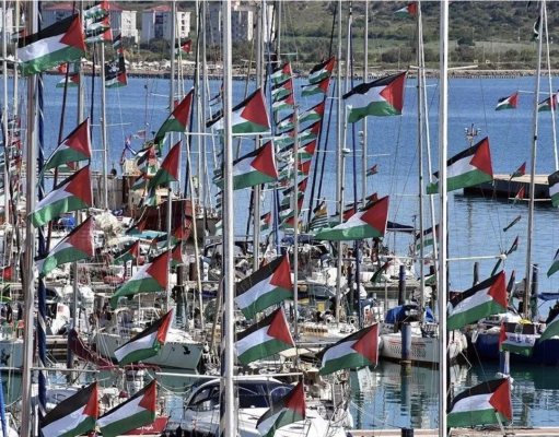 RI Kecam Zionis Israel Tangkap Kapal dan Relawan Kemanusiaan Global Sumud Flotilla (GSF), Desak Dilepaskannya WNI Kapal-kapal dari "Global Sumud Flotilla 2026 Spring Mission," yang bertujuan untuk menembus blokade Israel di Gaza dan mengirimkan bantuan kemanusiaan, berangkat dari marina di Augusta di pulau Sisilia, Italia, pada 26 April 2026. Armada yang terdiri dari 65 kapal tersebut berlayar ke Laut Mediterania secara berurutan pada sore hari sesuai dengan urutan yang telah ditetapkan, dengan banyak bendera Palestina terlihat berkibar di tiang-tiang kapal. (ANTARA/Barış Seçkin - Anadolu Agency/pri.) (ANTARA/Barış Seçkin - Anadolu Agency/pri.)