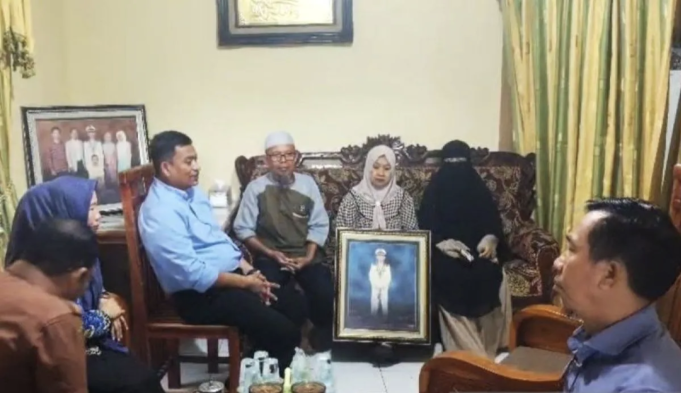 Tangkapan Layar - Camat Pattallassang Andi Pangeran (tiga kiri) didampingi stafnya berbincang dengan pihak keluarga Ashari Samadikun Kapten Kapal Tanker Honour 25 yang menjadi korban penyanderaan perompak Somalia di kediaman korban Desa Paccellekang, Kecamatan Pattalassang, Kabupaten Gowa, Sulawesi Selatan. ANTARA/Darwin Fatir.