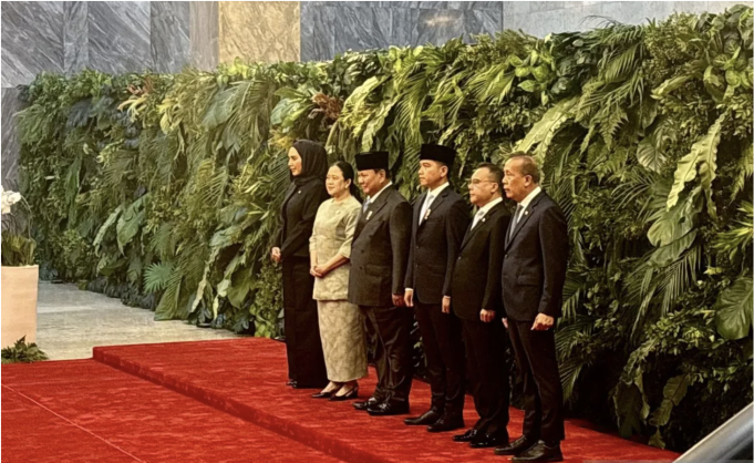 Presiden Prabowo Subianto (tiga kiri) dan Wakil Presiden Gibran Rakabuming Raka (empat kiri) berfoto bersama sejumlah petinggi DPR RI di Gedung Nusantara, Kompleks MPR, DPR, DPD RI, Jakarta, Rabu (20/5/2026) menjelang Rapat DPR RI Masa Persidangan V Tahun Sidang 2025-2026. ANTARA/Genta Tenri Mawangi.