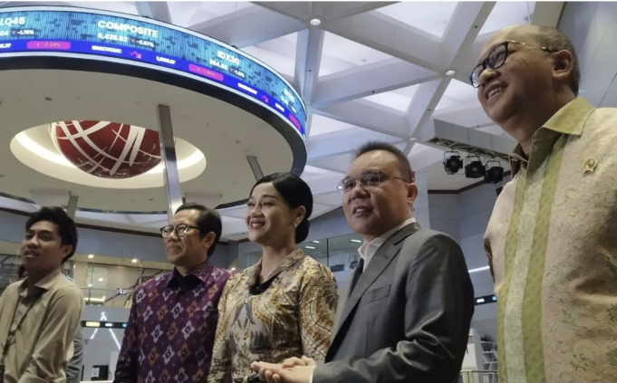 Wakil Ketua DPR RI Sufmi Dasco Ahmad bersama CEO Badan Pengelola Investasi Daya Anagata Nusantara (Danantara) Rosan Roeslani, Ketua Dewan Komisioner OJK Frederica Widyasari Dewi, dan Direktur Penilaian Perusahaan BEI I Gede Nyoman Yetna saat mengecek kondisi IHSG di Gedung BEI, Jakarta, Selasa (19/5/2026). ANTARA/Bagus Ahmad Rizaldi