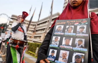 Kebiadaban Tentara Zionis Israel: Setrum dan Pukuli Relawan Global Sumud Flotilla yang Ditangkap Massa dari Solidaritas Seni Untuk Palestina mengikuti aksi solidaritas bagi WNI dan Jurnalis yang diculik Israel di Jalan Asia Afrika, Bandung, Jawa Barat, Selasa (19/5/2026). Dalam aksi tersebut, massa dari Solidaritas Seni untuk Palestina meminta agar pemerintah dapat membebaskan warga negara Indonesia dan jurnalis yang diculik Israel saat menjalankan misi Global Sumud Flotilla menuju Gaza di perairan Cyprus pada 18 Mei 2026. ANTARA FOTO/Raisan Al Farisi/agr.