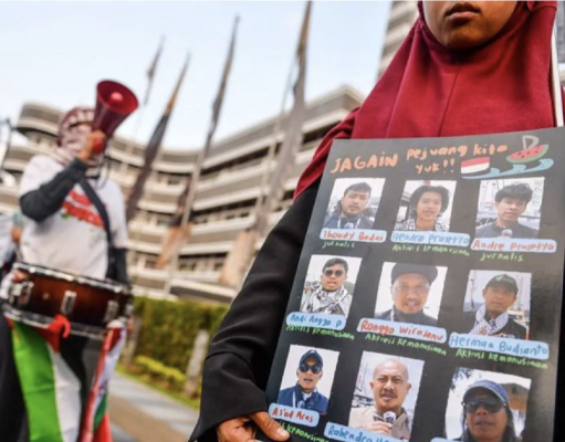 Kebiadaban Tentara Zionis Israel: Setrum dan Pukuli Relawan Global Sumud Flotilla yang Ditangkap Massa dari Solidaritas Seni Untuk Palestina mengikuti aksi solidaritas bagi WNI dan Jurnalis yang diculik Israel di Jalan Asia Afrika, Bandung, Jawa Barat, Selasa (19/5/2026). Dalam aksi tersebut, massa dari Solidaritas Seni untuk Palestina meminta agar pemerintah dapat membebaskan warga negara Indonesia dan jurnalis yang diculik Israel saat menjalankan misi Global Sumud Flotilla menuju Gaza di perairan Cyprus pada 18 Mei 2026. ANTARA FOTO/Raisan Al Farisi/agr.