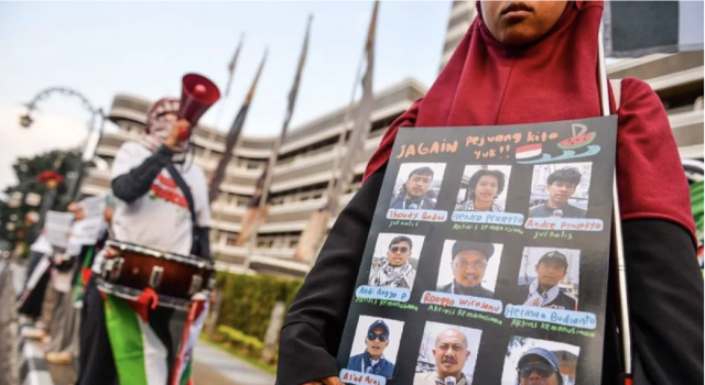 Massa dari Solidaritas Seni Untuk Palestina mengikuti aksi solidaritas bagi WNI dan Jurnalis yang diculik Israel di Jalan Asia Afrika, Bandung, Jawa Barat, Selasa (19/5/2026). Dalam aksi tersebut, massa dari Solidaritas Seni untuk Palestina meminta agar pemerintah dapat membebaskan warga negara Indonesia dan jurnalis yang diculik Israel saat menjalankan misi Global Sumud Flotilla menuju Gaza di perairan Cyprus pada 18 Mei 2026. ANTARA FOTO/Raisan Al Farisi/agr.
