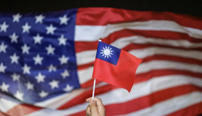 Ilustrasi - Seorang pengunjuk rasa memegang bendera nasional Taiwan saat bendera AS berkibar di latar belakang selama demonstrasi untuk merayakan Hari Nasional Taiwan di Tsim Sha Tsui, Hong Kong, China (10/10/2019). (ANTARA/REUTERS/Athit Perawongmetha/as/aa)