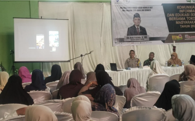 Anggota Komisi IX DPR RI Ade Rezki Pratama sedang sambutan melalui konferensi video pada Komunikasi Informasi dan Edukasi Bersama Tokoh Masyarakat 2026 di Kecamatan Patamuan, Kabupaten Padang Pariaman, Sumatera Barat, Sabtu, yang dilaksanakan Balai Besar Pengawas Obat dan Makanan (BBPOM) di Padang. ANTARA/Aadiaat M. S.