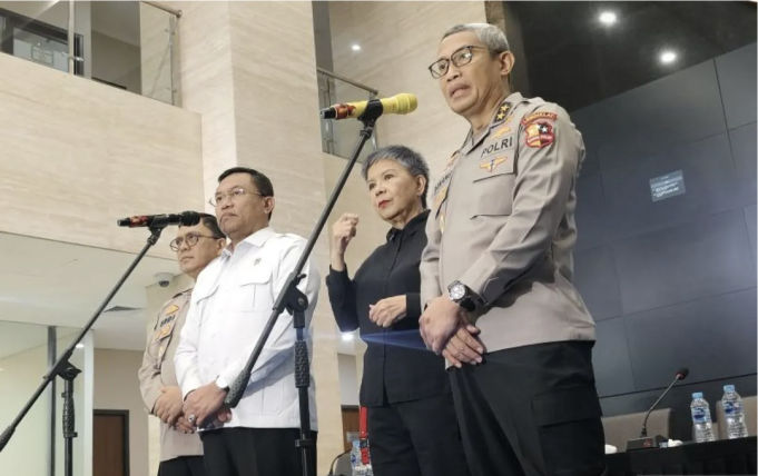 Wakil Kepala Badan Gizi Nasional (BGN) Irjen Pol. (Purn) Sony Sanjaya (kiri) bersama Kepala Satgas MBG Polri Irjen Pol. Nurworo Danang (kanan) memberikan keterangan pers di Gedung Bareskrim Polri, Jakarta, Senin (25/5/2026). ANTARA/Nadia Putri Rahmani