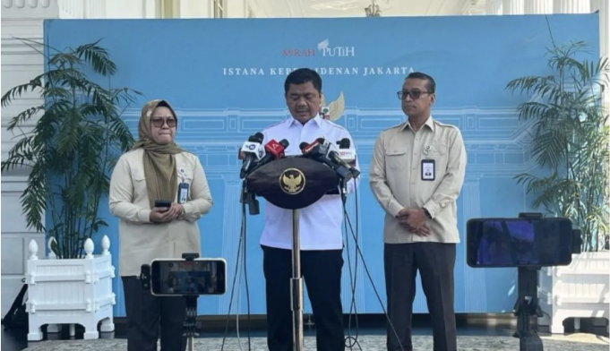 Wakil Menteri Sekretaris Negara Juri Ardiantoro (tengah) memberikan pernyataan pers di Kompleks Istana Kepresidenan, Jakarta, Selasa (26/5/2026). (ANTARA/Fathur Rochman)