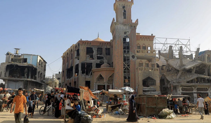 Warga Palestina mengunjungi sebuah pasar menjelang Hari Raya Idul Adha di Kota Khan Younis, Jalur Gaza selatan, pada 15 Juni 2024. ANTARA/Xinhua/Rizek Abdeljawad