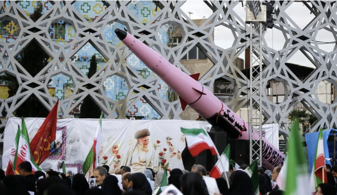 Ilustrasi: Warga Iran membawa bendera saat mereka berpartisipasi dalam pawai yang menyatakan kesetiaan kepada pemimpin baru Mojtaba Khamenei, yang membentang dari Lapangan Imam Hussein ke Lapangan Azadi di Teheran, Iran, pada 29 April 2026. ANTARA/Fatemeh Bahram AnadoluAgency/pri.