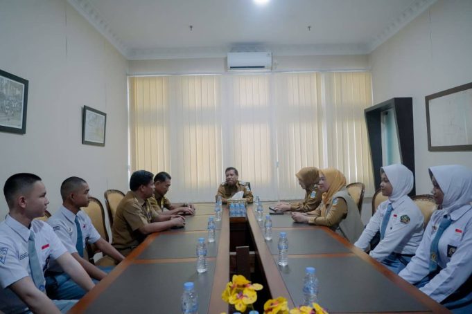 Wali Kota Pangkalpinang Prof. Saparudin bersama Wakil Walikota Dessy Ayutrisna, melakukan pertemuan, sekaligus memberikan pengarahan kepada calon anggota paskibraka perwakilan Pangkalpinang/DOK PEMKOT PANGKALPINANG
