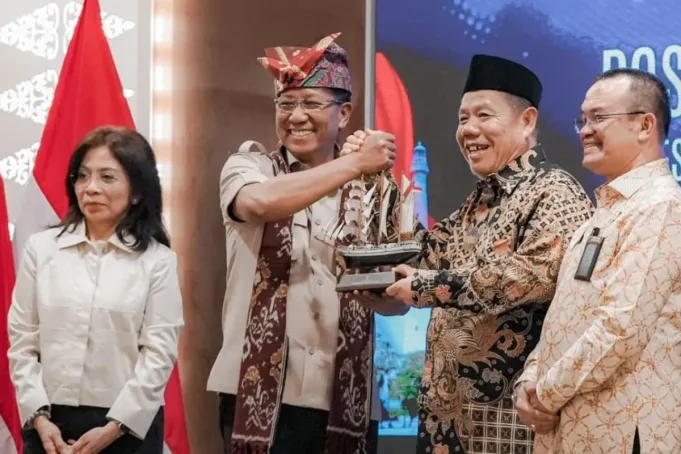 Menteri Hukum Supratman Andi Agtas saat memberikan penghargaan kepada Gubernur Kepulauan Babel Hidayat Arsani di Pangkalpinang, Rabu (20/5/2026) malam. ANTARA/HO-Humas Kemenkum Babel